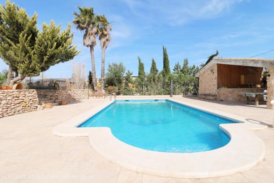 PERLETA CASA DE CAMPO CON ESTUPENDA PISCINA Y ZONA DE BARBACOA-BAR - ALICANTE