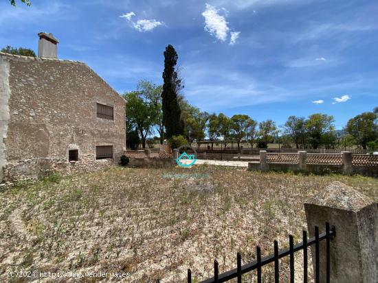 Casa en Onil con terreno - ALICANTE