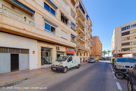 Local comercial a 100 metros de la playa del cura, en Torrevieja - ALICANTE