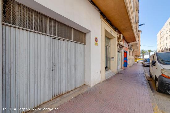 Local comercial a 100 metros de la playa del cura, en Torrevieja - ALICANTE