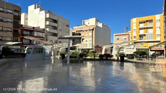 Piso en la plaza del teatro de Torrevieja - ALICANTE