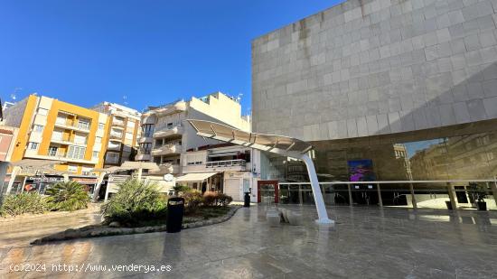 Piso en la plaza del teatro de Torrevieja - ALICANTE