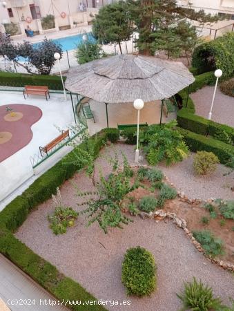 PISO DE TRES DORMITORIOS EN URBANIZACIÓN CON PISCINA EN VILLAJOYOSA - ALICANTE