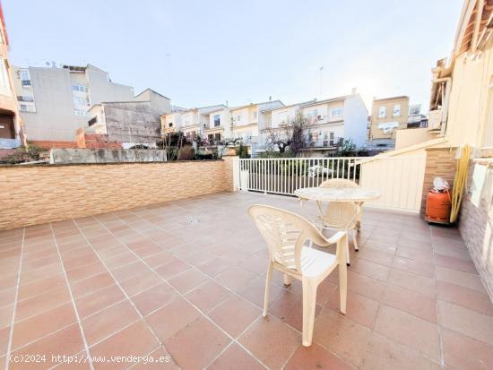 Casa de dos plantas con local y garaje en Esparreguera - BARCELONA