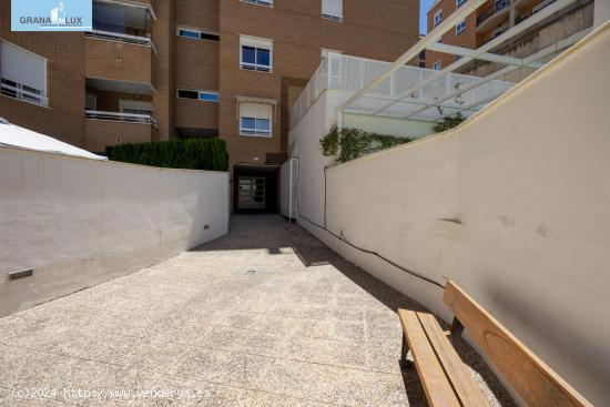 MAGNIFICO ATICO EN EL SERRALLO CON TERRAZA , PISCINA , GARAJE Y TRASTERO - GRANADA