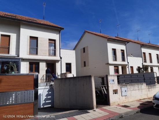 ADOSADO EN  AZADINOS - SARIEGOS - LEON