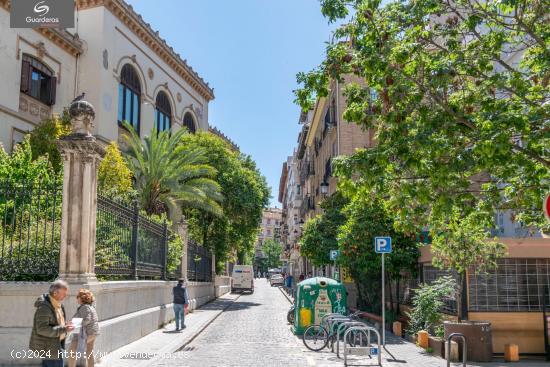  VIVIENDA EXCLUSIVA! Ático con gran terraza junto Gran Vía - GRANADA 