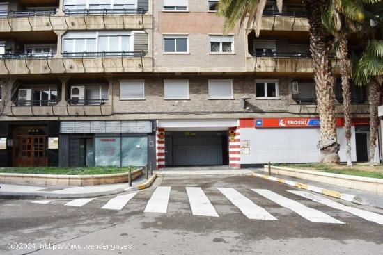 A la venta garaje para coche grande y moto con acceso por C/ Dr Cerrada y C/ Almagro. - ZARAGOZA