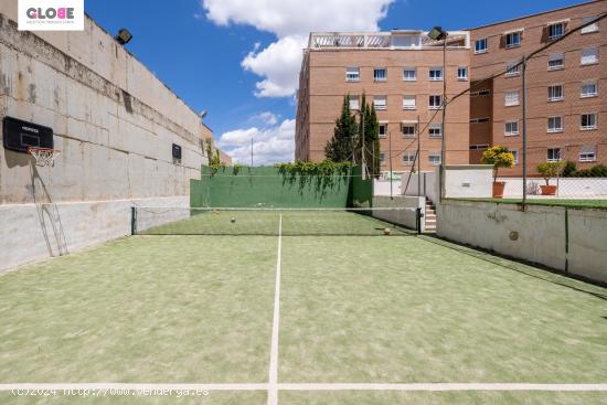 MAGNIFICO ATICO EN EL SERRALLO CON TERRAZA , PISCINA , GARAJE Y TRASTERO - GRANADA