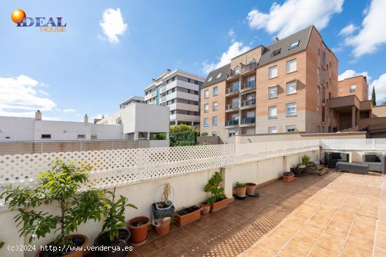 MAGNIFICO ATICO EN EL SERRALLO CON TERRAZA , PISCINA , GARAJE Y TRASTERO - GRANADA