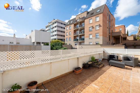 MAGNIFICO ATICO EN EL SERRALLO CON TERRAZA , PISCINA , GARAJE Y TRASTERO - GRANADA