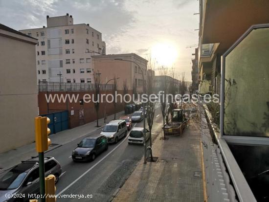 ¡Gran piso familiar y esquinero en el Eixample! ¡Junto a la Avenida Barberá! - BARCELONA