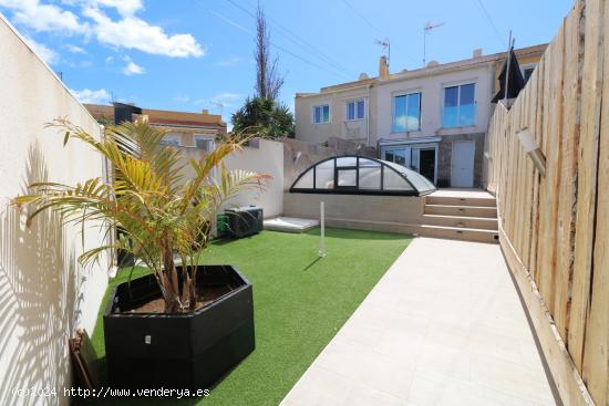 ADOSADO TOTALMENTE REFORMADO EN LOS BALCONES, TORREVIEJA - ALICANTE