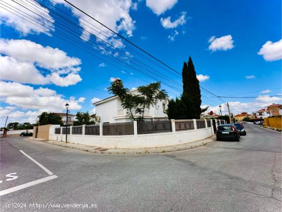 Chalet de Ensueño con amplia parcela y piscina en una zona tranquila. - GRANADA