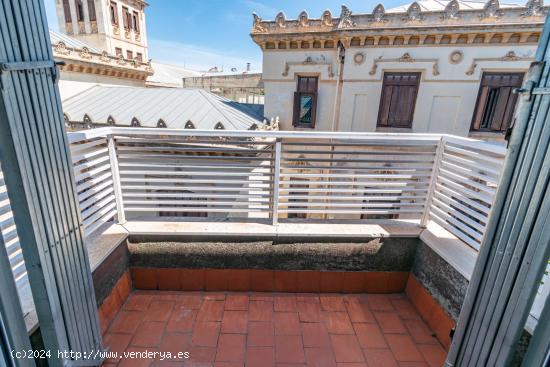  VIVIENDA EXCLUSIVA! Ático con gran terraza junto Gran Vía - GRANADA 