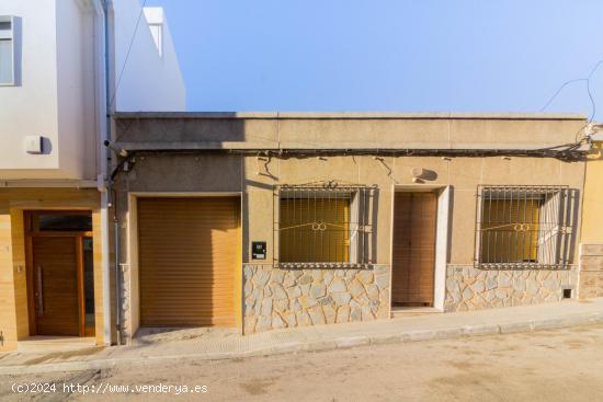  AMPLIA VIVIENDA TODO EN UNA PLANTA CON GARAJE Y PATIO EN REDOVÁN. - ALICANTE 