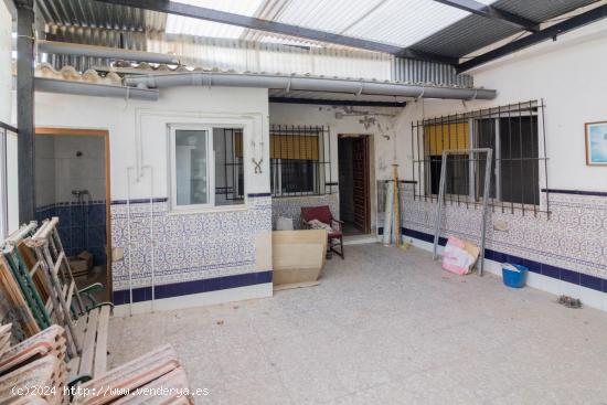 AMPLIA VIVIENDA TODO EN UNA PLANTA CON GARAJE Y PATIO EN REDOVÁN. - ALICANTE