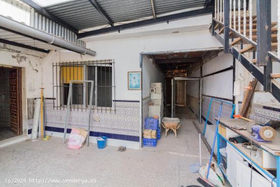 AMPLIA VIVIENDA TODO EN UNA PLANTA CON GARAJE Y PATIO EN REDOVÁN. - ALICANTE