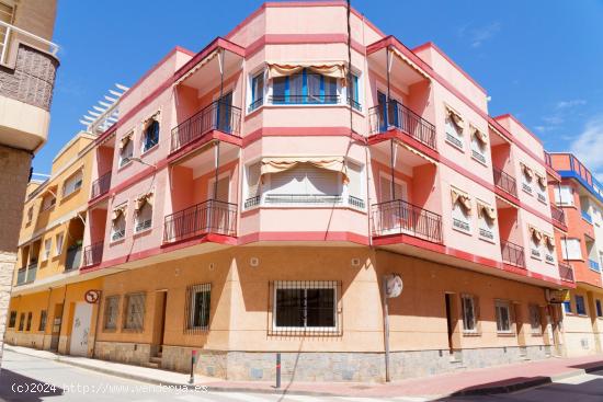 Edificio de 14 apartamentos junto a la playa de Los Alcázares - MURCIA