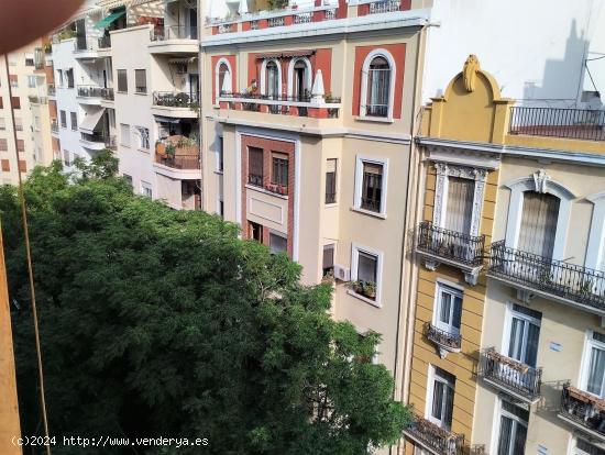 Piso en venta en la calle Conde Altea - VALENCIA