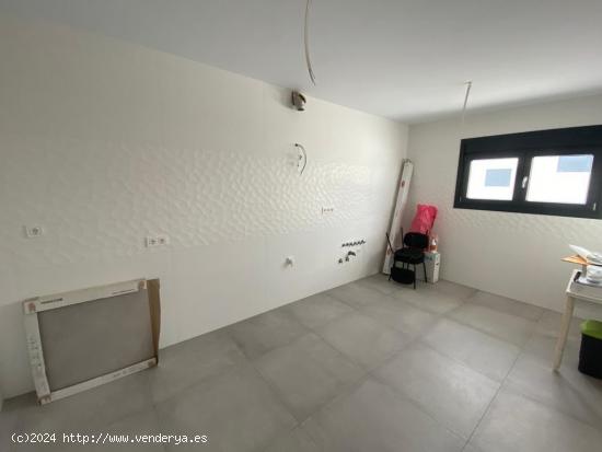 Pareado 3 dormitorios y salita 9.5 m2 con jardín 160 m2 y semisótano 87 m2 con piscina propia - MA