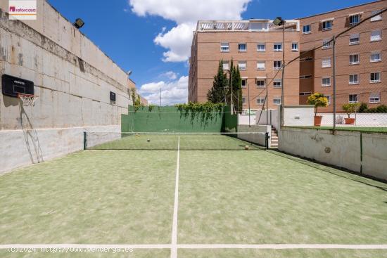 MAGNIFICO ATICO EN EL SERRALLO CON TERRAZA , PISCINA , GARAJE Y TRASTERO - GRANADA