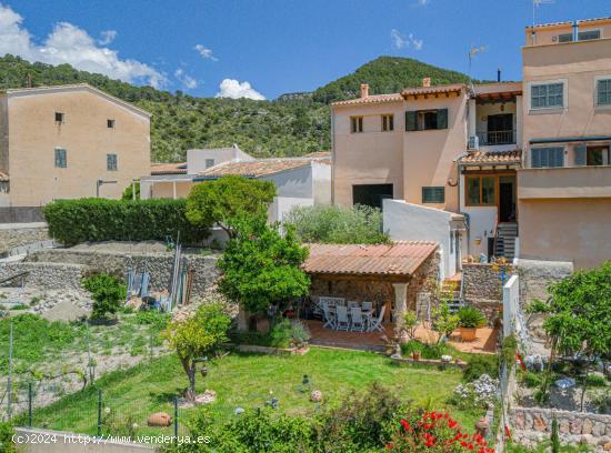 Casa con jardín y vistas a la montaña en Puigpunyent - BALEARES