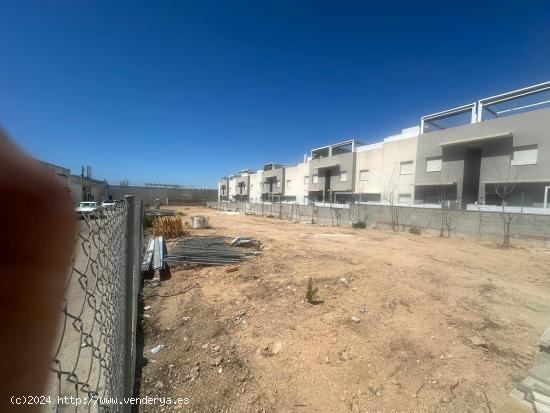  SE ALQUILA PARCELA  COMERCIAL DE 1200 MTS2,  EN URBANIZACION  AGUAS NUEVAS TORREVIEJA - ALICANTE 