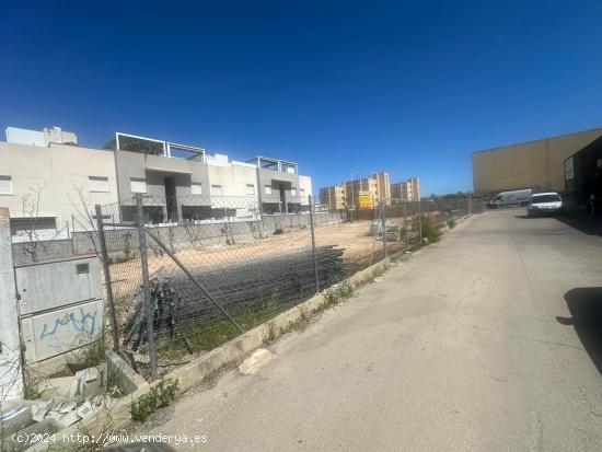 SE ALQUILA PARCELA  COMERCIAL DE 1200 MTS2,  EN URBANIZACION  AGUAS NUEVAS TORREVIEJA - ALICANTE