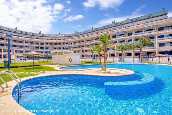 Fantástico bajo con terraza a escasos metros de la playa y del puerto deportivo de Denia - ALICANTE