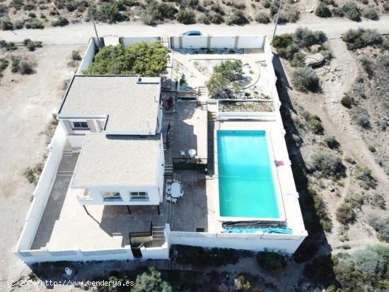 Exclusivo chalet de 4 dormitorios con piscina independiente en primera línea de Calarreona. - MURCI