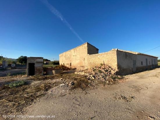 FANTÁSTICA PARCELA CON VIVIENDA PARA REFORMAR EN EL CAMPILLO - MURCIA