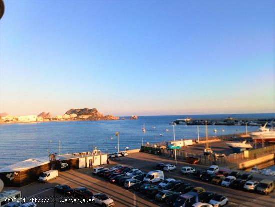 Piso de tres dormitorios, terraza y vistas al  puerto pesquero con plaza de garaje - MURCIA