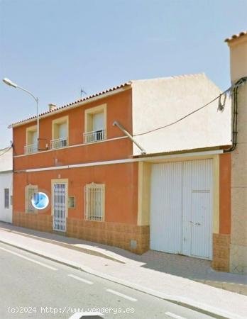 Casa con cuatro dormitorios y gran patio y solar en La Paca - MURCIA