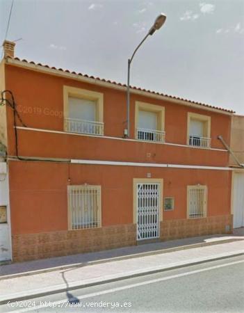 Casa con cuatro dormitorios y gran patio y solar en La Paca - MURCIA