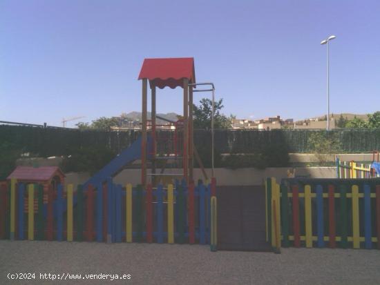 Piso con cuatro dormitorios, garaje y piscina comunitaria en zona de Universidad - MURCIA