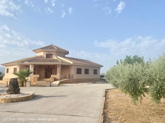 Chalet semi-nuevo con piscina en Aguaderas - MURCIA