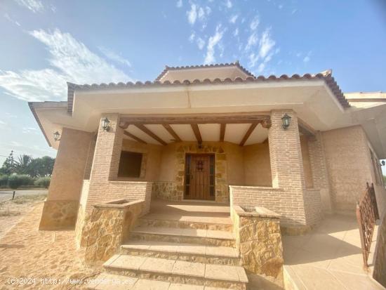 Chalet semi-nuevo con piscina en Aguaderas - MURCIA