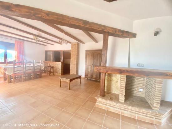 Chalet semi-nuevo con piscina en Aguaderas - MURCIA