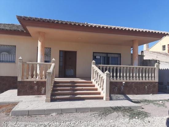 Chalet + dos viviendas para reformar en La Hoya - MURCIA