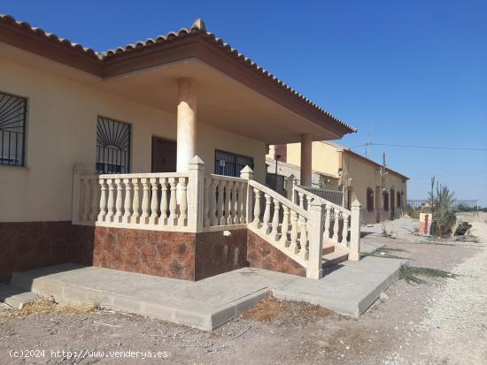 Chalet + dos viviendas para reformar en La Hoya - MURCIA