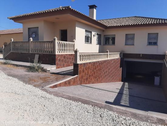 Chalet + dos viviendas para reformar en La Hoya - MURCIA