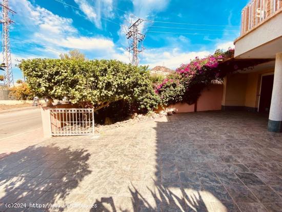 Chalet Adosado de 4 dormitorios y amplia terraza en Los Geraneos - MURCIA