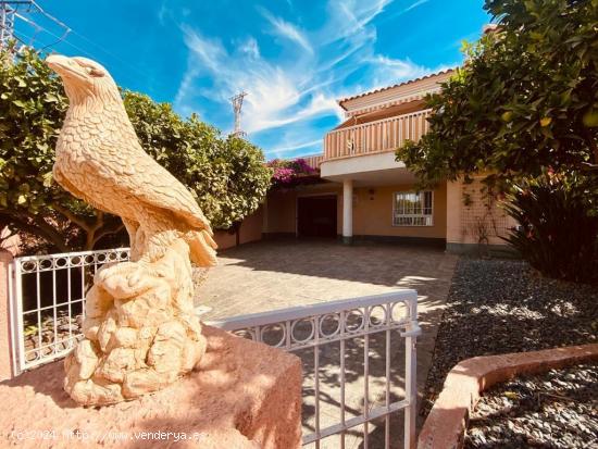 Chalet Adosado de 4 dormitorios y amplia terraza en Los Geraneos - MURCIA