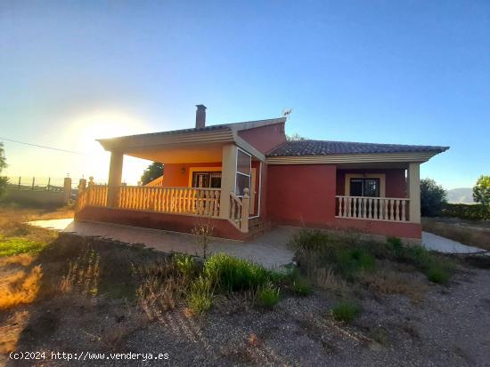  Chalet con tres dormitorios en Aguaderas - MURCIA 