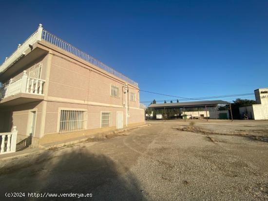 Casa de campo con tres dormitorios y naves en primera línea de carretera, en Purias - MURCIA