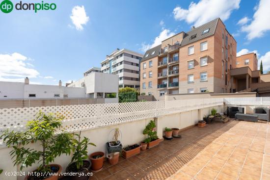 MAGNIFICO ATICO EN EL SERRALLO CON TERRAZA , PISCINA , GARAJE Y TRASTERO - GRANADA