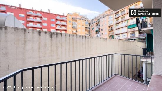 Se alquila habitación en piso de 5 habitaciones en Les Corts - BARCELONA