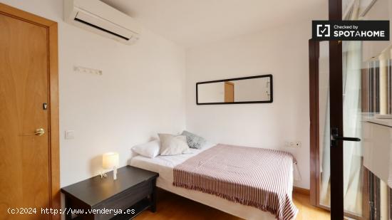 Se alquila habitación en piso de 5 habitaciones junto a La Rambla en Barcelona - BARCELONA