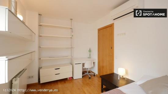 Se alquila habitación en piso de 5 habitaciones junto a La Rambla en Barcelona - BARCELONA